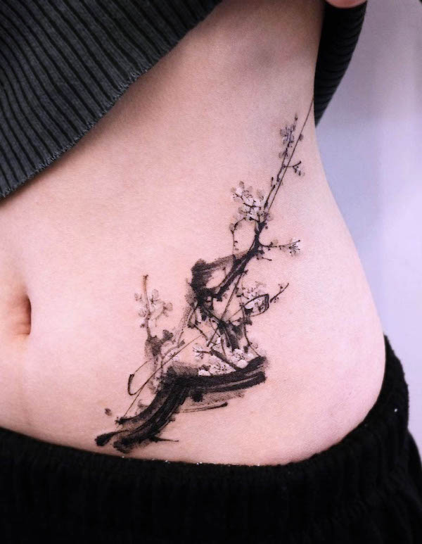 Tatuaggio in vita con fiori di ciliegio nero di @tattooist_soma