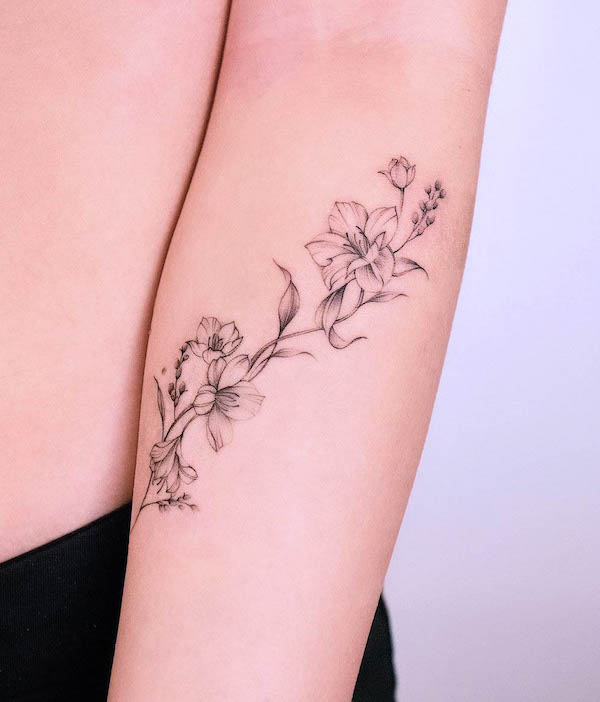 Tatuaggio a linea fine di fiori di ciliegio di @tattooist_arun