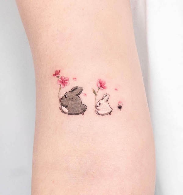 Tatuaggio di piccole costole di fiori di ciliegio da @coy.tattoo