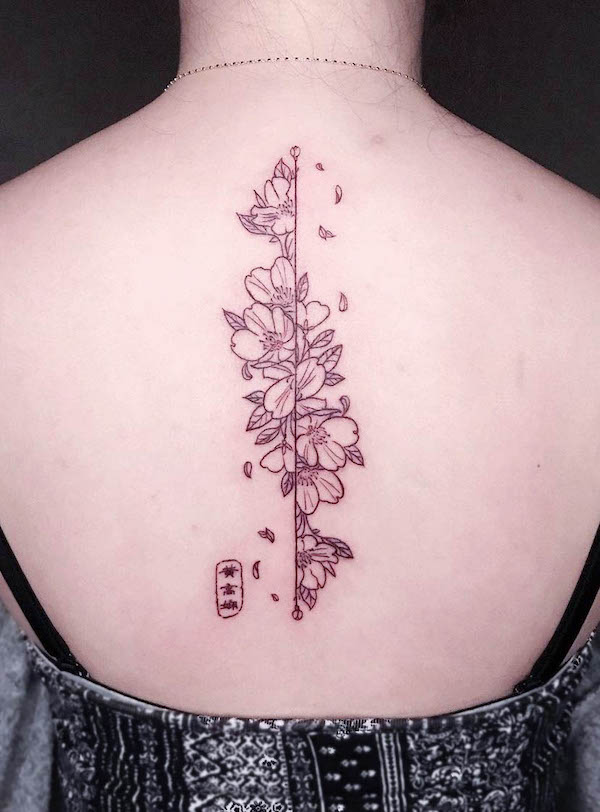 Tatuaggio della colonna vertebrale con fiori di ciliegio neri e grigi di @jiang_tattooer