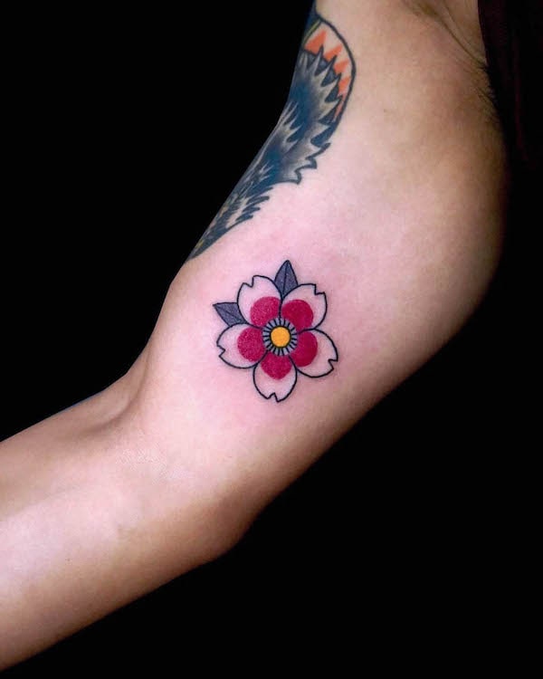 Tatuaggio tradizionale con petali di ciliegio di @wooki_yo_e