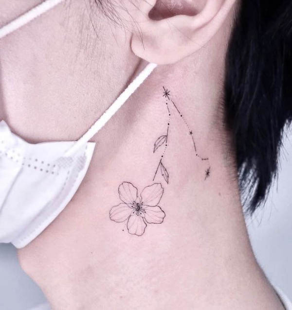 Tatuaggio con fiori di ciliegio e zodiaco di @seoin.tt_