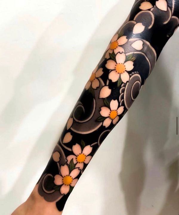 Tatuaggio giapponese a manica intera con fiori di ciliegio di @newlove_tattoo