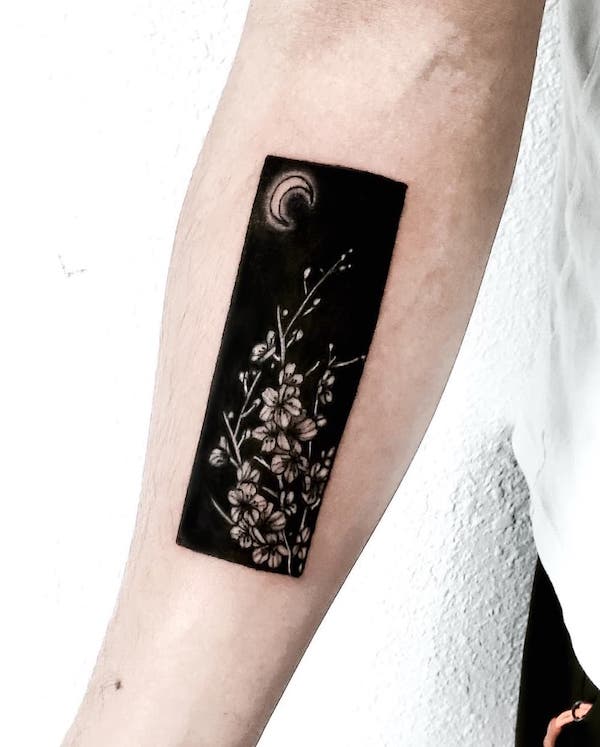 Tatuaggio a tema notturno con fiori di ciliegio di @cats.inks