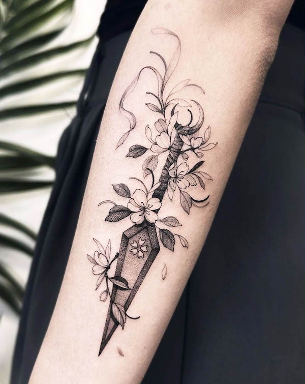 Tatuaggio di fiori di ciliegio in bianco e nero di @baroness.angel_