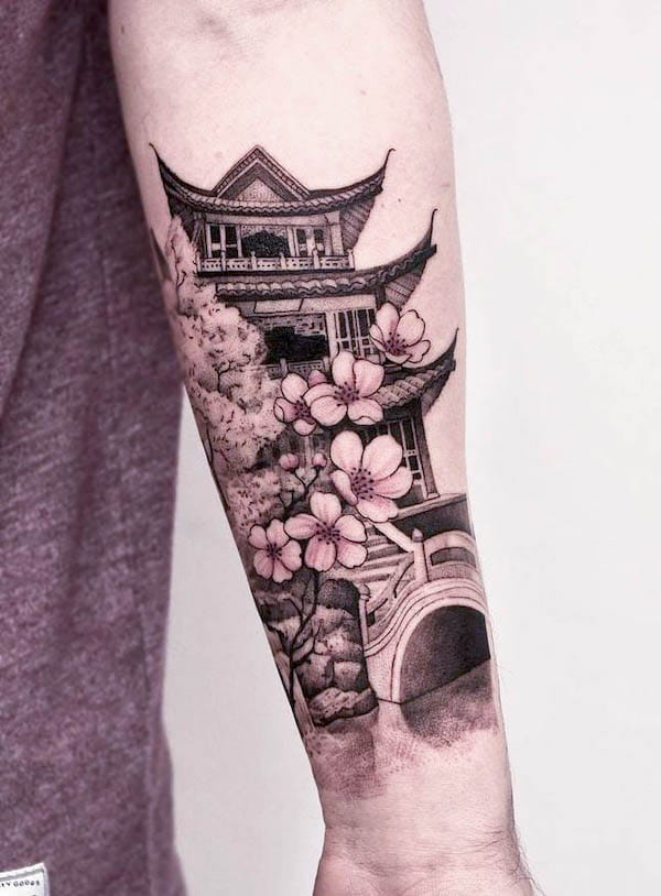 Tatuaggio di architetture giapponesi e fiori di ciliegio di @bensongascon