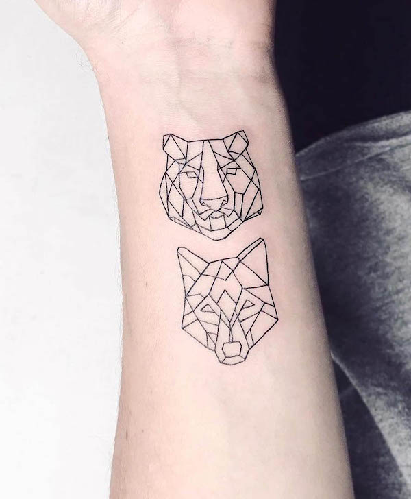 Tatuaggio geometrico con tigre e lupo di @nothingwildtattoo