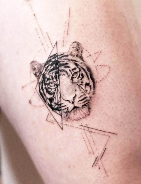 Piccolo tatuaggio geometrico di tigre da @black_zada_tattoo
