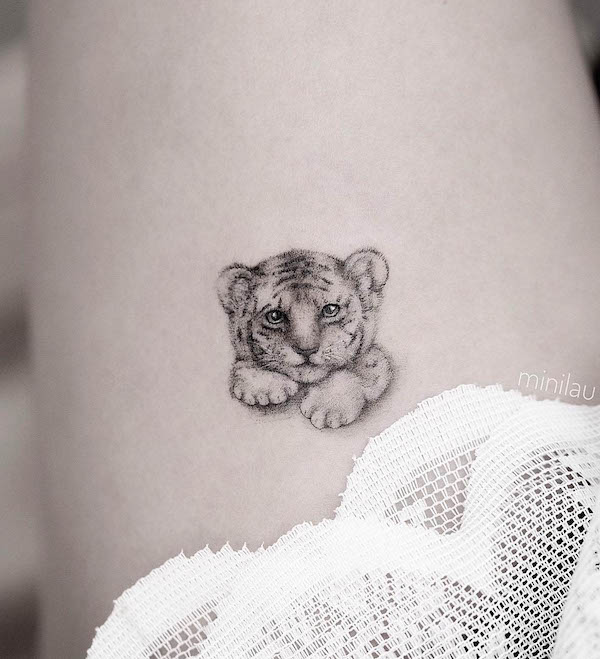 Tatuaggio super carino a linee sottili di @mini_tattooer