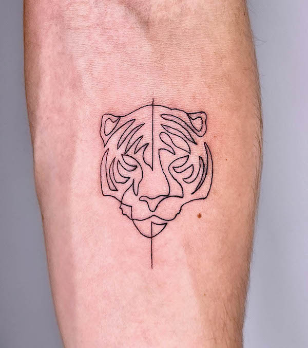 Tatuaggio di una linea di tigri di @xenia_tats