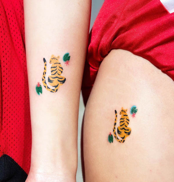 Tatuaggi di piccole tigri abbinate per le migliori amiche di @mopxistudio