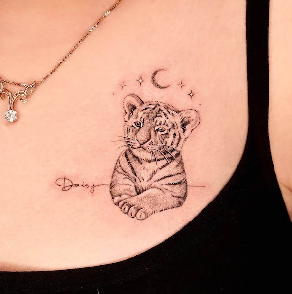 Tatuaggio con nome e tigre sul petto di @kathy_tattoo