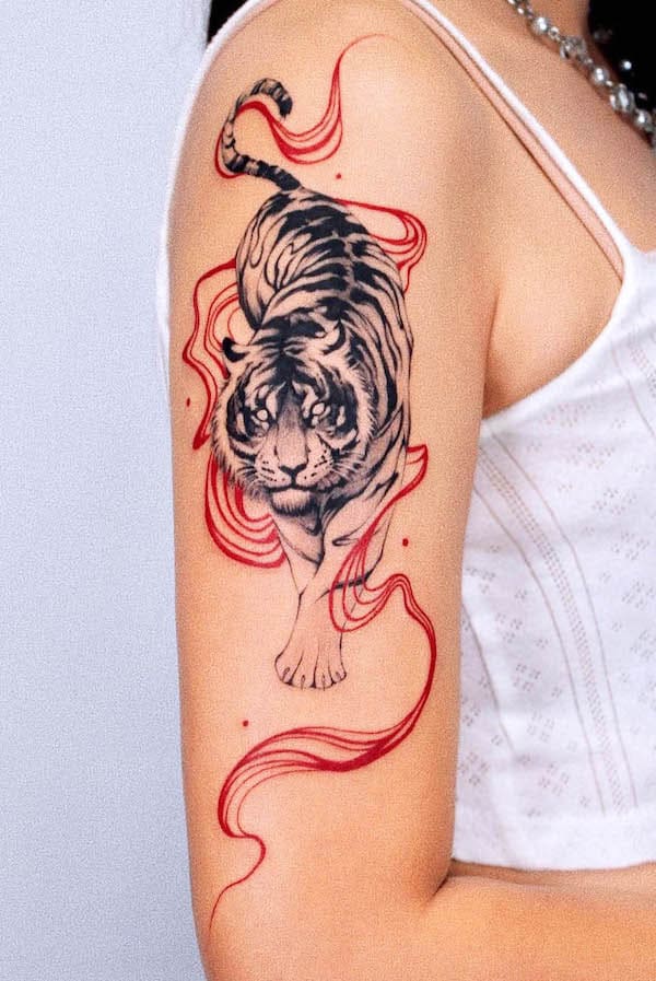 Elegante tatuaggio a mezza manica di tigre bianca da @sansa.jr.tattoo