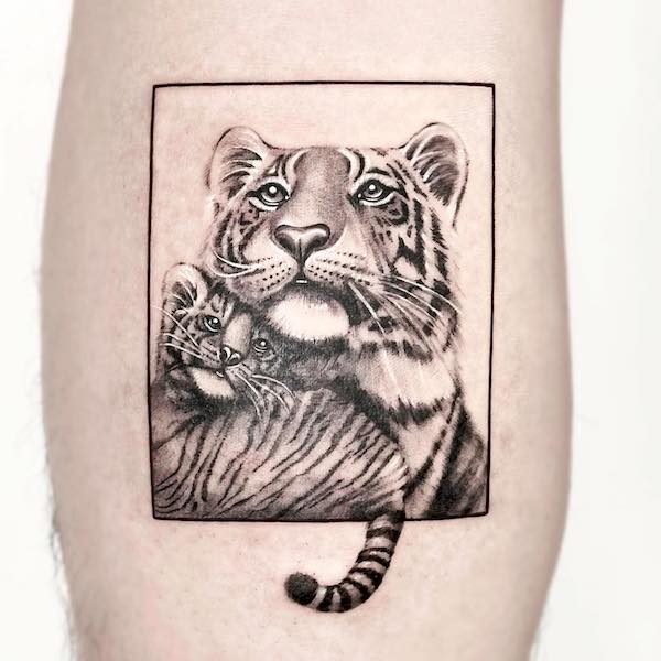 Tatuaggio madre-figlio tigrato di @tattooist_lilyy