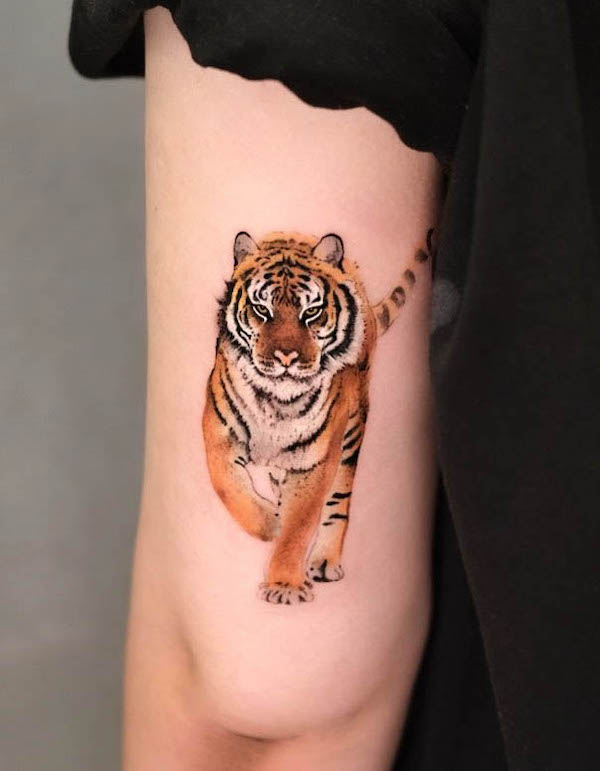 Tatuaggio realistico della tigre sulla parte superiore del braccio di @chenjie.newtattoo