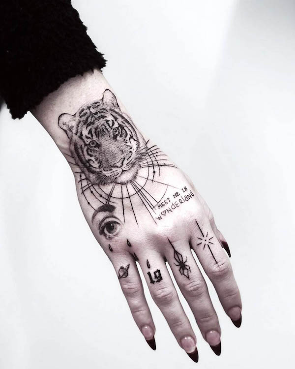 Tatuaggio della mano della tigre di @banky7_tattooist
