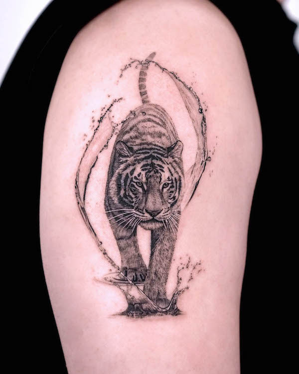 Tatuaggio della tigre d'acqua da @start.your.line