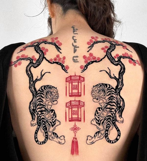 Tatuaggio simmetrico di tigri cinesi di @offtattooer