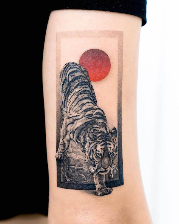 Tatuaggio cinese con tigre e sole di @start.your.line