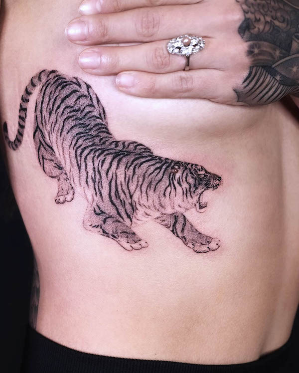 Tatuaggio di tigre feroce sotto il seno di @moon.cheon