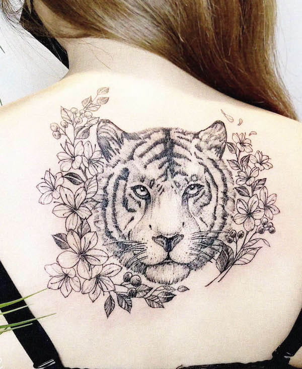 Tatuaggio con fiori e tigre sulla schiena di @rahee.tt_