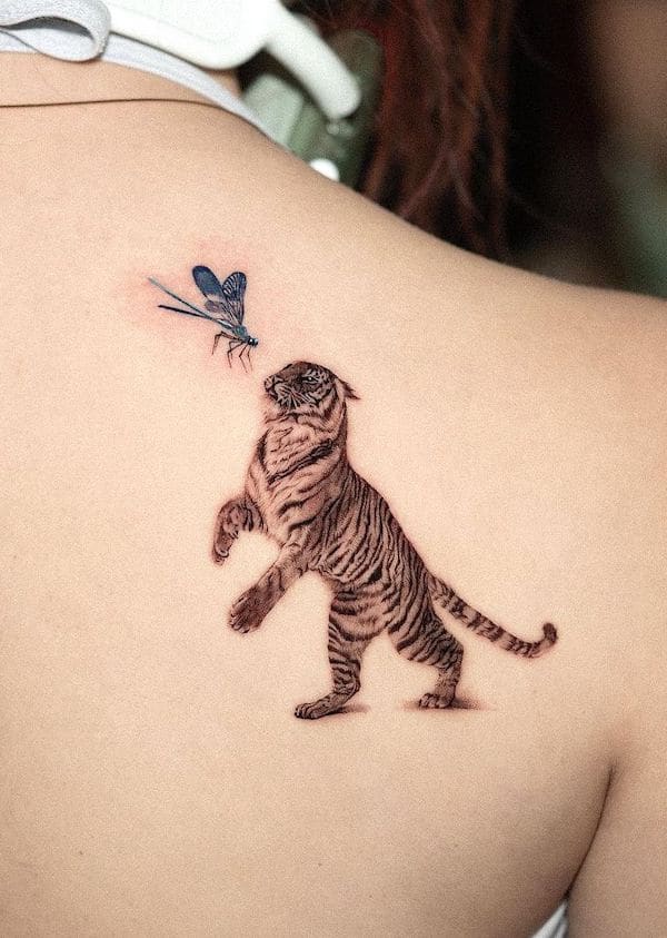 Tatuaggio con tigre e libellula di @kimshine_tattoos