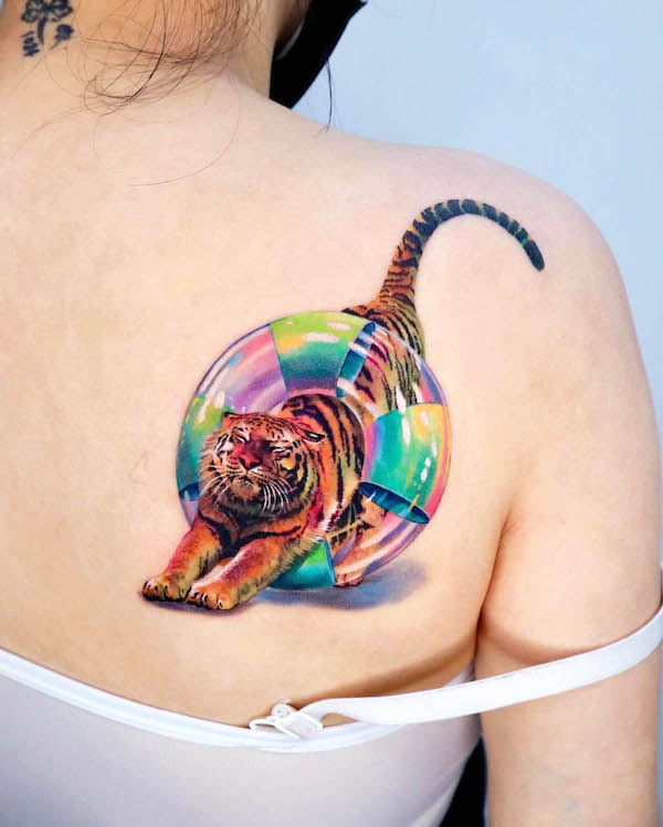 Tatuaggio di @non_lee_ink con una simpatica tigre con un anello da nuoto