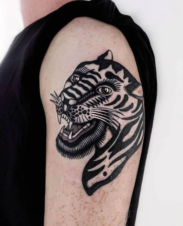 Tatuaggio tradizionale di tigre di @dquinn.tattoo