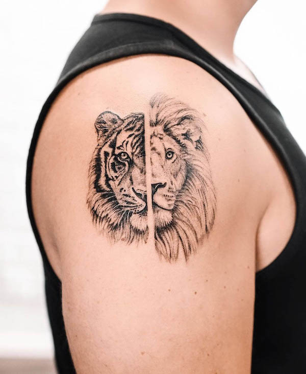 Tatuaggio sulla spalla di leone e tigre di @_nico.nic