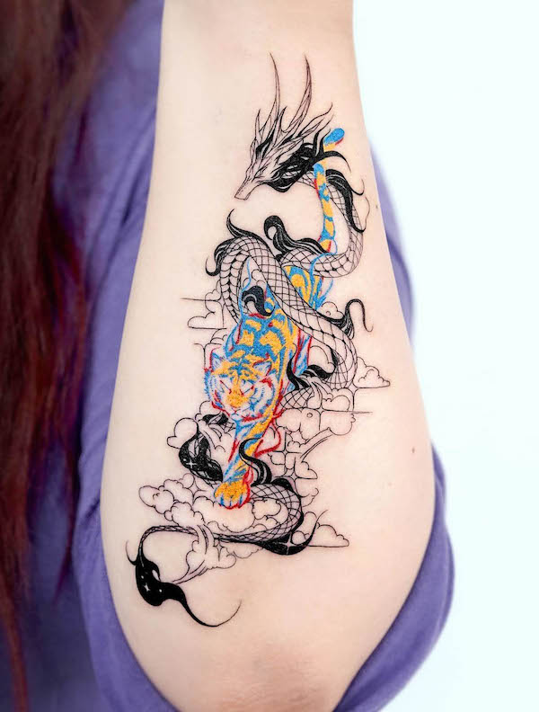 Tatuaggio con drago e tigre di @bium_tattoo