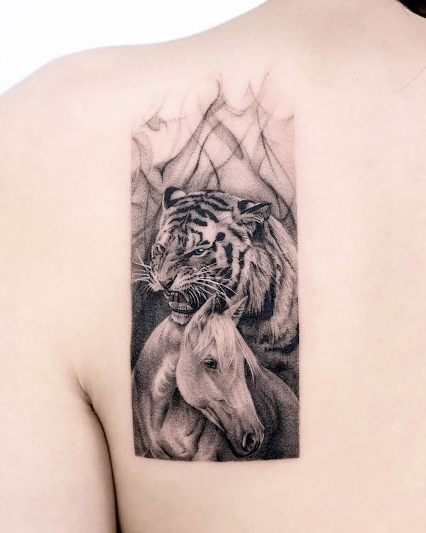 Tatuaggio di cavallo e tigre di @start.your.line