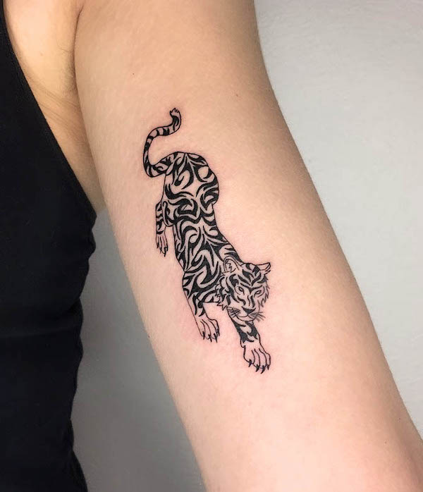 Tatuaggio tribale di tigre di @scratchy.moon
