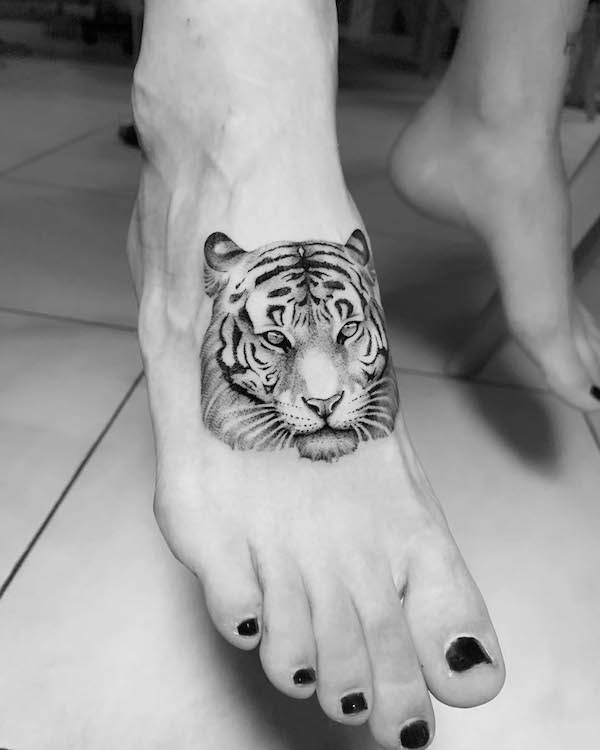 Tatuaggio di piede di tigre feroce per le donne da @sir.edwardtattoo