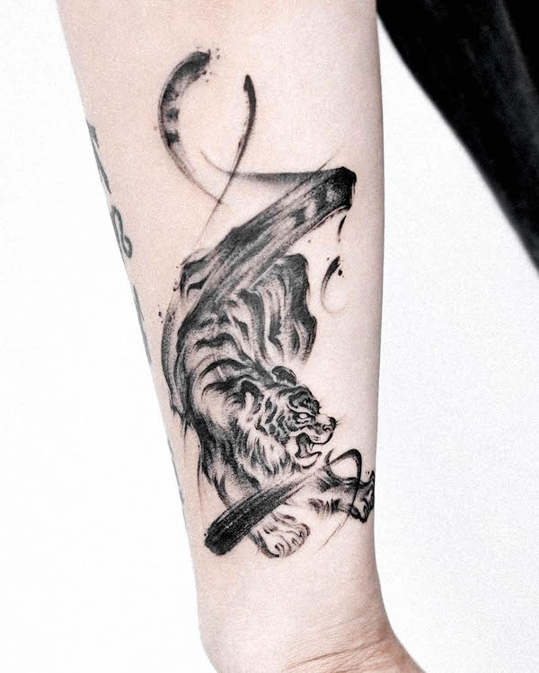 Tatuaggio unico di tigre con lavaggio a inchiostro di @vanzotattoo