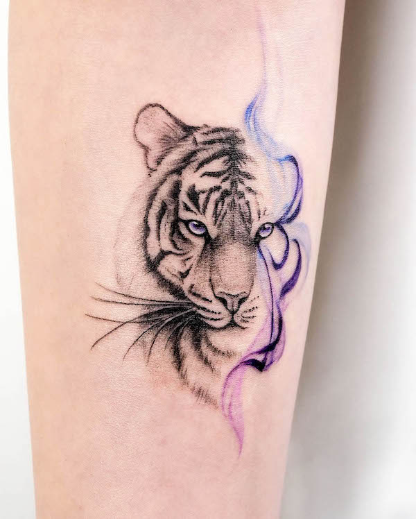 Tatuaggio tigre stravagante di @77.9tattoo