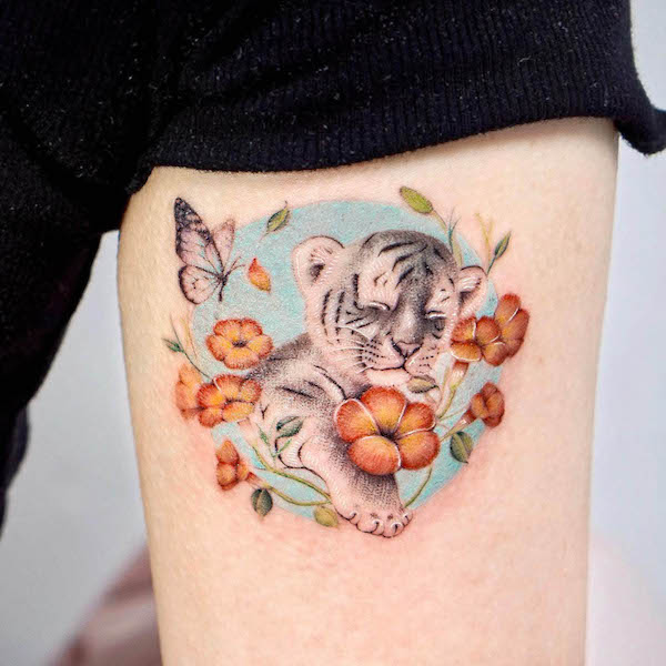 Tatuaggio con farfalla e tigre bianca di @jannabi_tatt
