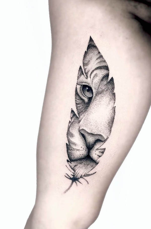 Tatuaggio con piume di tigre di @alextreze13