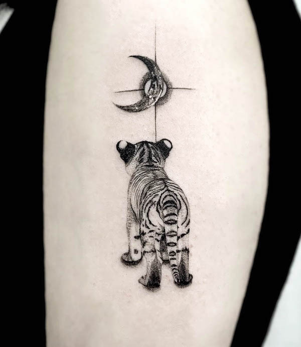 Tatuaggio con tigre e sole e luna di @tatuatore_hoji