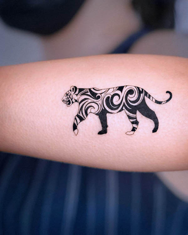 Splendido tatuaggio di braccio di tigre da @e.nal_.tattoo