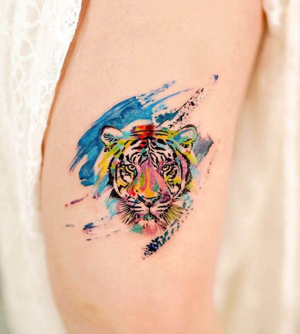 Tatuaggio artistico di tigre di @9room_tattoo