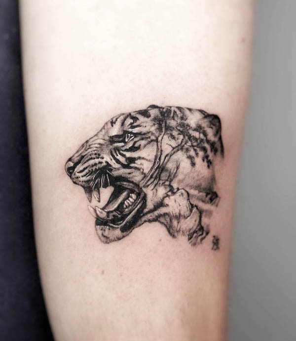 Tatuaggio della tigre dell'albero di @mind.your_.bones_