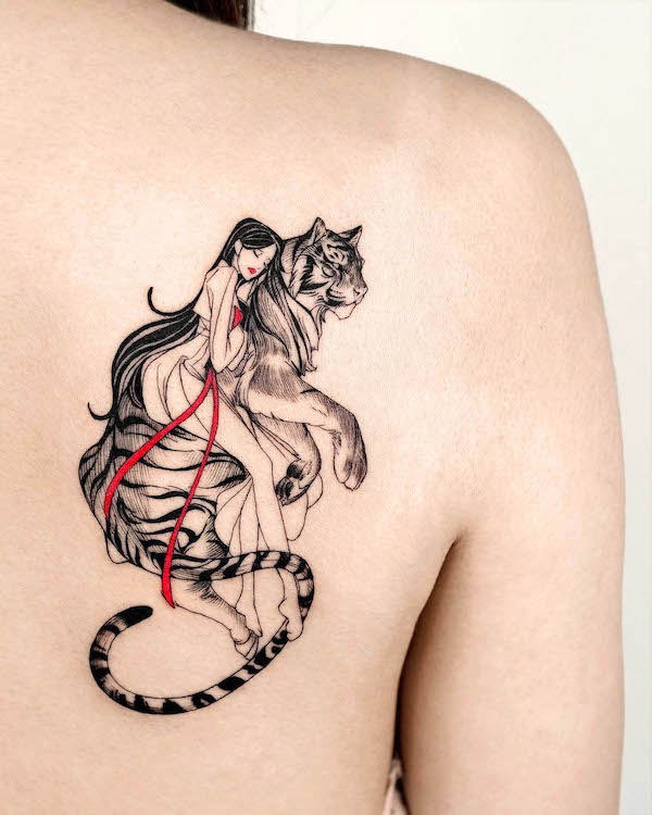 Ragazza e tigre tatuata da @bium_tattoo