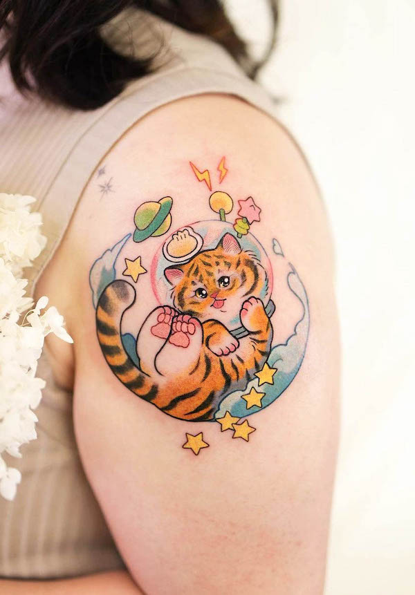 Tatuaggio astronauta tigre di @kiera_tattoo