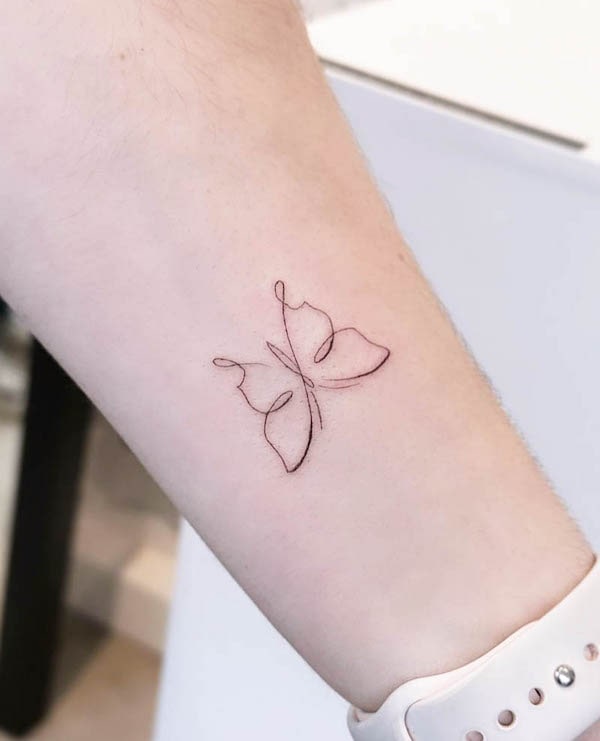 Tatuaggio minimalista con una linea di farfalle di @j.milz_tats