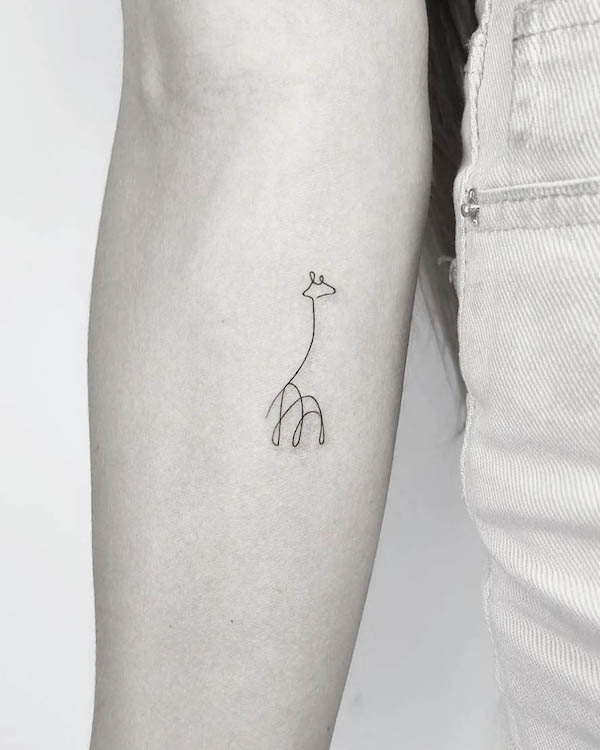 Tatuaggio dell'iniziale di una linea di giraffa di @tattooivek