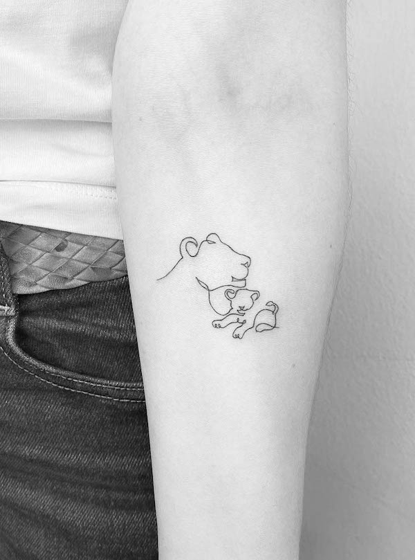 Tatuaggio a una linea di leonessa e cucciolo di @cagridurmaz