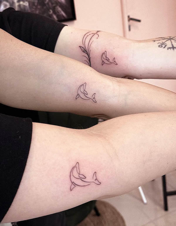 Tatuaggi di delfini su una sola riga di @rekabittencourt