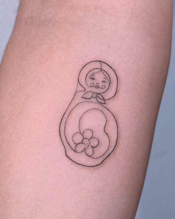 Tatuaggio di gatto floreale a una linea di @finelinetattooslondon