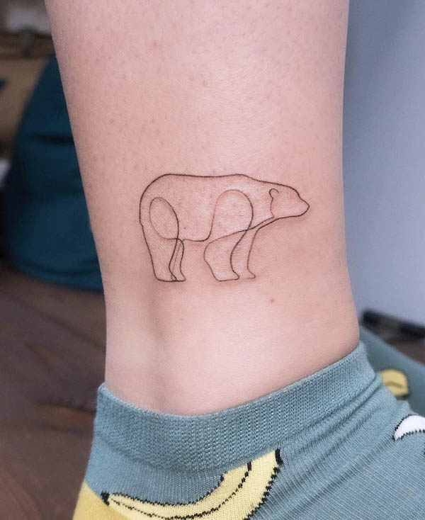 Tatuaggio sulla caviglia con orso a linea singola di @bymosler