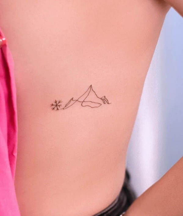 Tatuaggio di una montagna su una linea di @tattoo_berlin_vesna